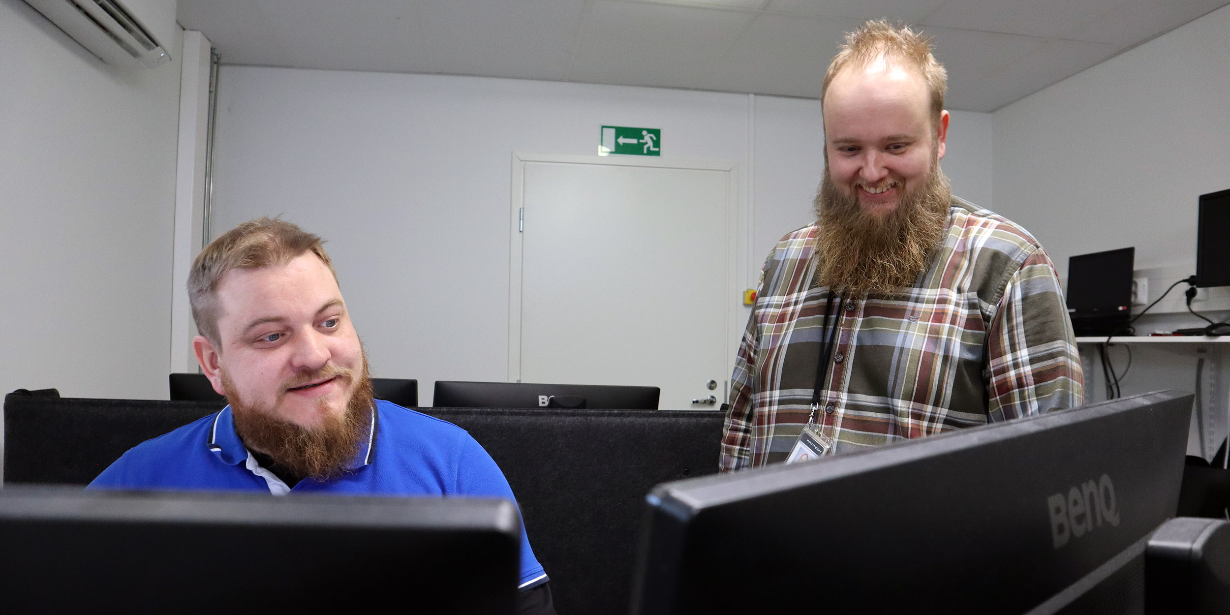 Printcomin Service Deskin palvelupäällikkö Tuomas Kaasalainen sekä lähituen ja IT-asiantuntijoiden palvelupäällikkö Miika Grefberg tekevät yhteistyötä.